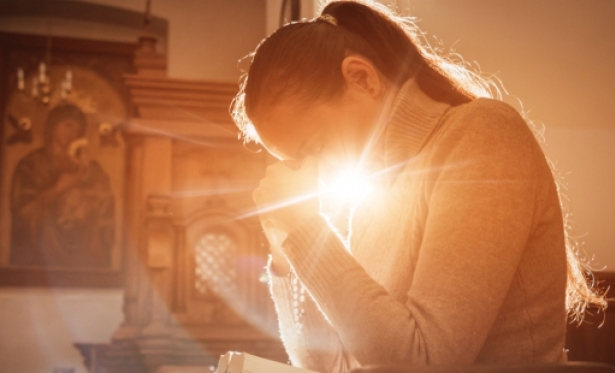 Por que rezar pelos outros tambm traz benefcios para a nossa alma?