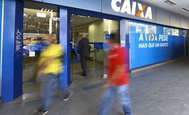 Bancos funcionam hoje e fecham nesta terça-feira e no dia 1º