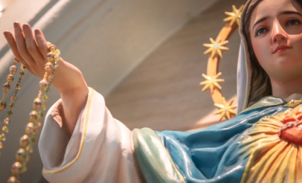 Voc sabe como a Virgem Maria cuida de voc no dia a dia?