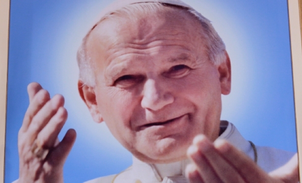 No centenrio de nascimento de So Joo Paulo II, fiis relatam devoo