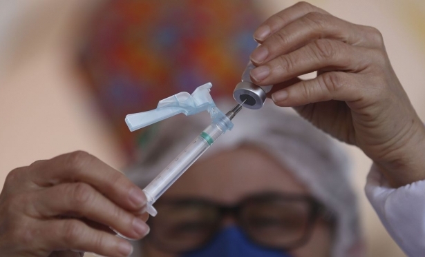 Jovens de 12 a 15 anos comeam a ser vacinados na capital paulista