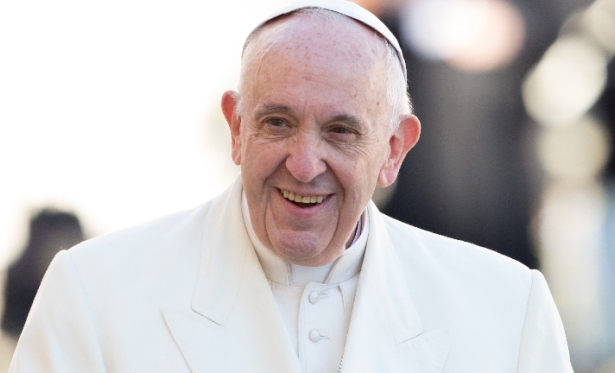 Crianas refugiadas recebem beno do Papa Francisco