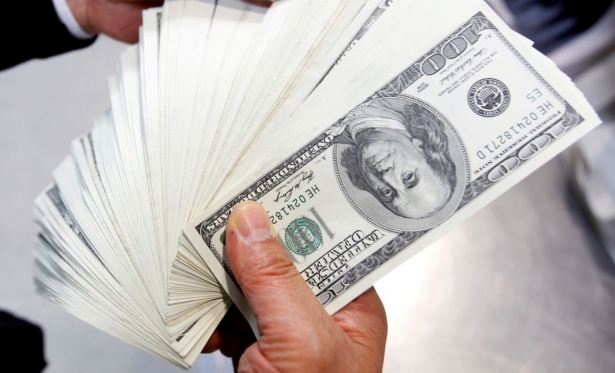 Dólar fecha com maior alta desde abril