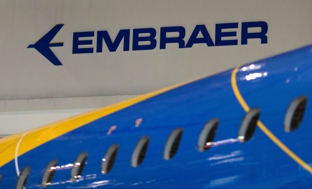 Venda de aviões impulsiona ações da Embraer