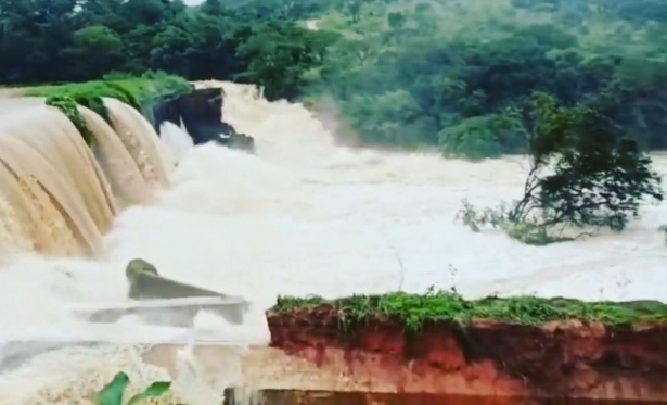 Com risco de rompimento de barragem, moradores deixam casas