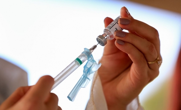 Covid-19: Vacina brasileira   aplicada pela 1 vez