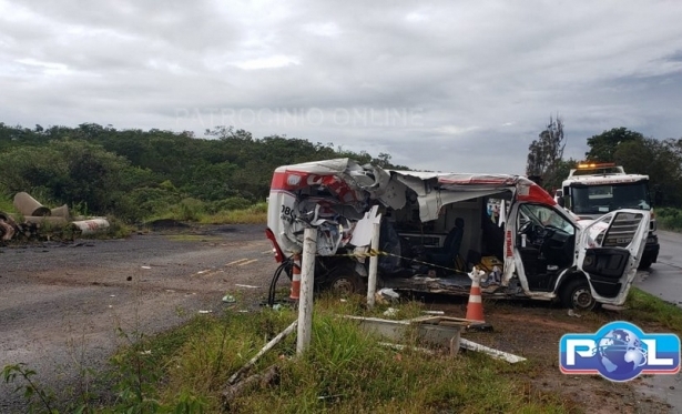 BR 262: Ambulância emplacada em Patrocínio bate com caminhão