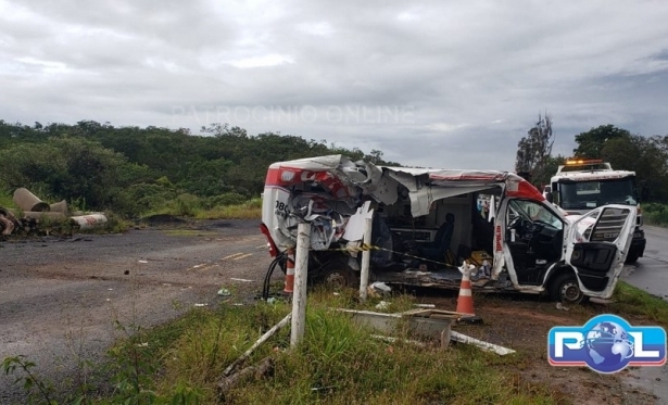 BR 262: Ambulncia emplacada em Patrocnio bate com caminho 