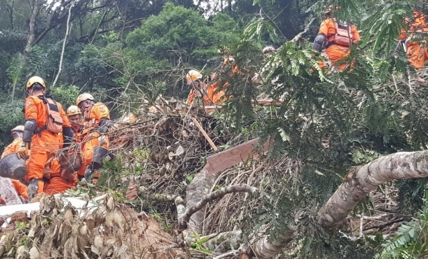 Buscas em Petrópolis continuam para localizar vítimas