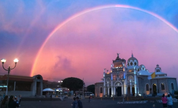 Um arco-íris sobre uma basílica fascina as redes sociais