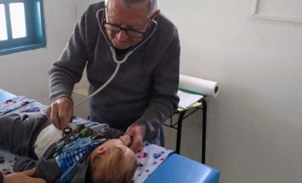 O pediatra brasileiro de 92 anos que atende crianças de graça: “Ser médico é isso”