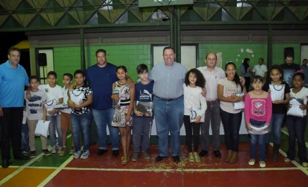 Alunos da Rede Municipal de Ensino recebem novos uniformes