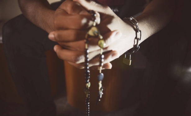 Entenda o uso das correntes e a consagração a Nossa Senhora