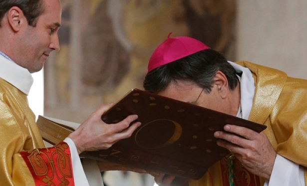 Por que o padre beija o Evangelho na Missa?