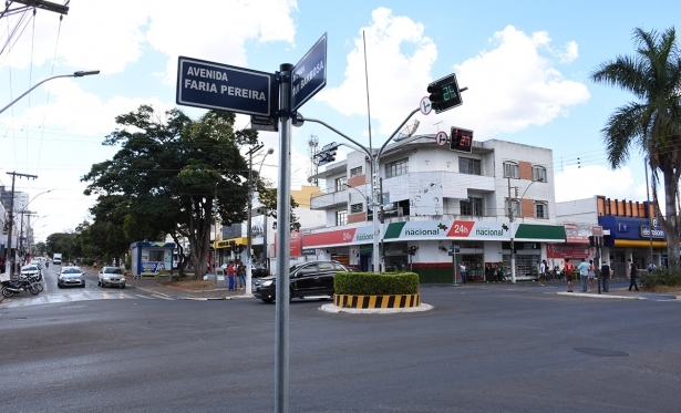 Diversas vias de Patrocínio já receberam placas de identificação
