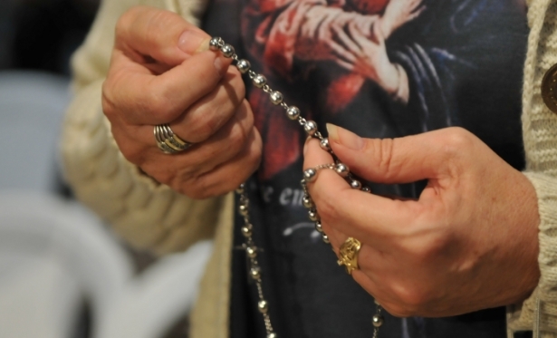 Papa exorta os católicos a rezar o rosário em meio às 'ameaças iminentes'