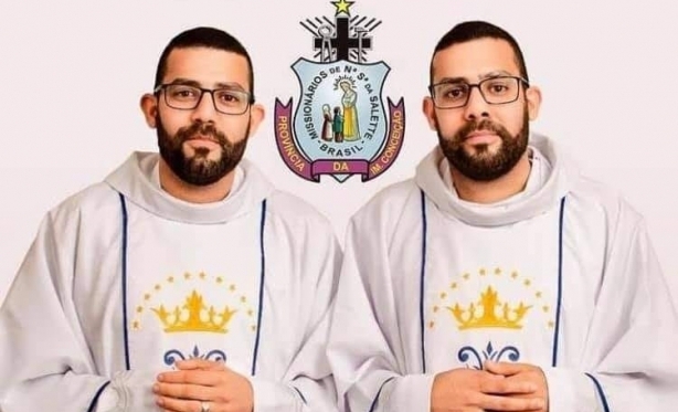Gêmeos idênticos são ordenados padres no mesmo dia