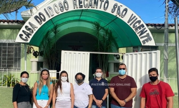 Ncleo de Bares e Restaurantes realizam doao para Casa do Idoso