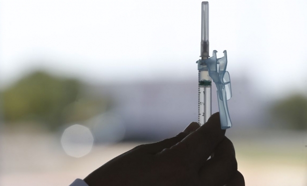 Covid-19: Rio aplica 4 dose de vacina em idosos 